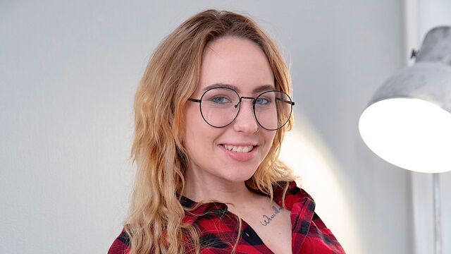 Возбужденная  молодка Белла Bella Mur хочет его  член