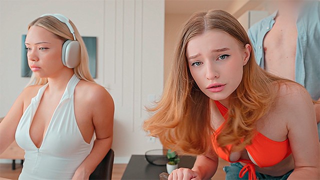 Одна  крошка ебется, вторая  за компом