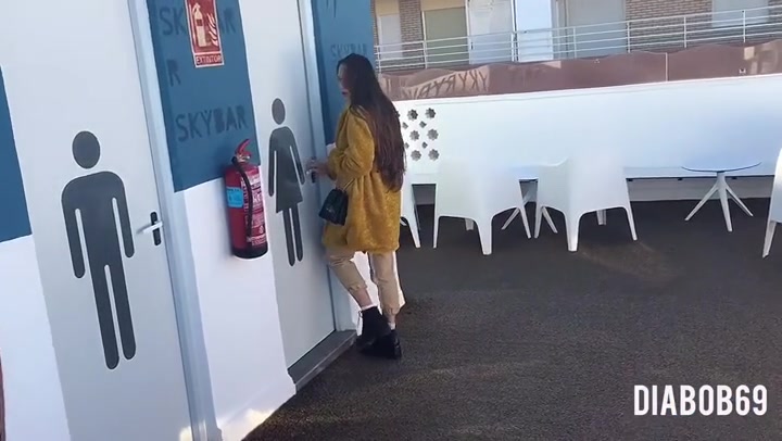 Секс с незнакомкой в общественном женском туалете