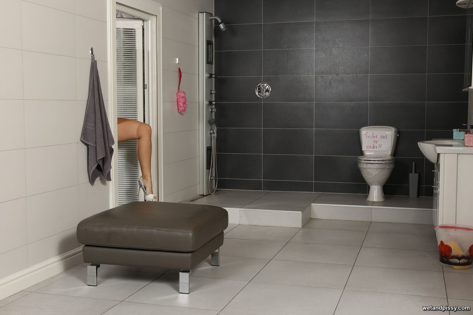 Грудастая Энджел Вики (Angel Wicky) играет со своим вкусным телом