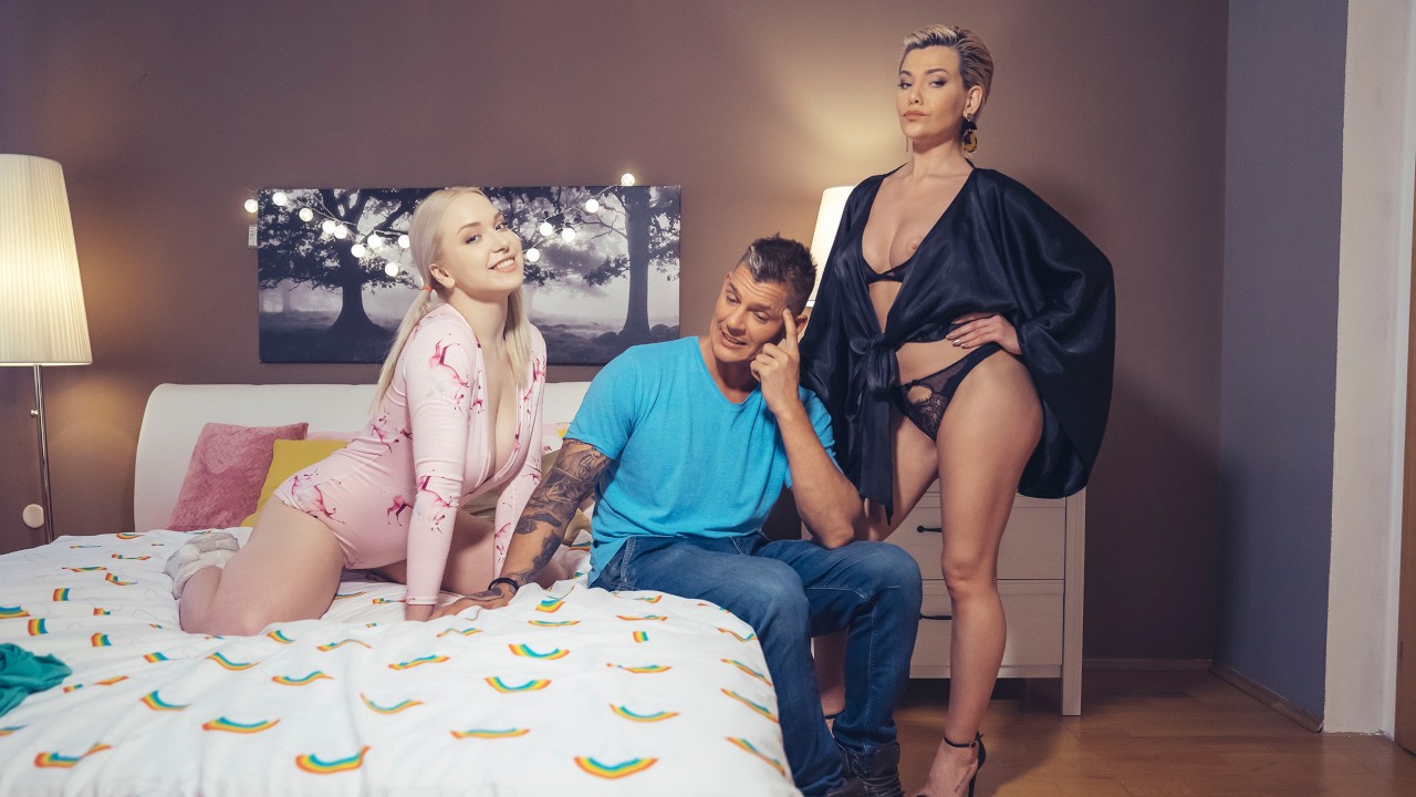 Молоденькая блондиночка развлекается со своим приемным отцом и его членом