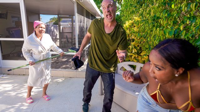 Секс на заднем дворе ворчливой старушки