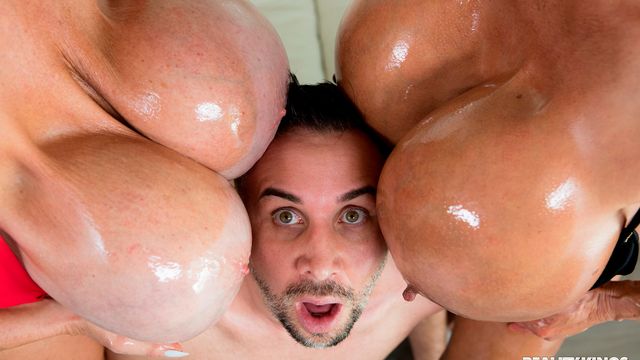 Молодой парень получает огромное наслаждение от траха с двумя сисястыми красотками