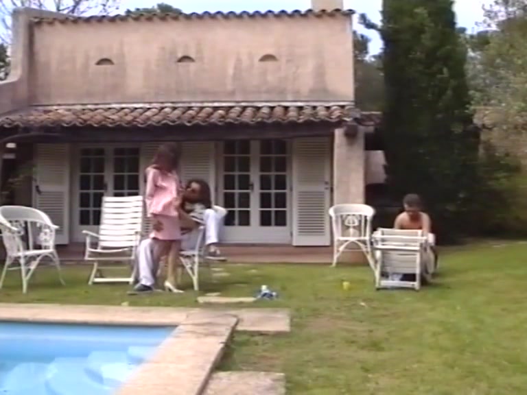 Секс возле бассейна