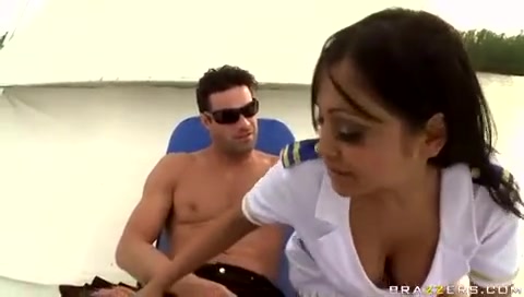 Богатый чувак выебал грудастую шлюху на яхте