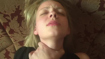 Русскую  пьяненькую девку  в чулочках  трахает незнакомый парень после клуба