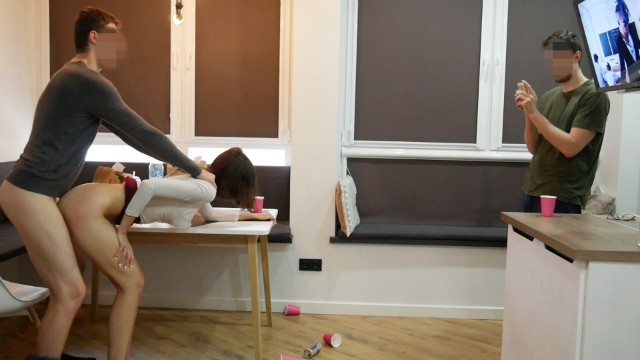 Делюсь подругой. Она принимает два члена после студенческой вечеринки