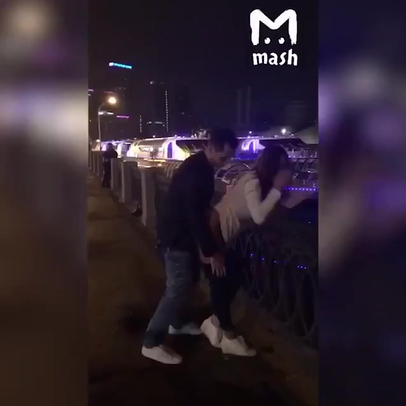 Секс-видео с Настей Рыбкой на столичной набережной напротив гостиницы Украина