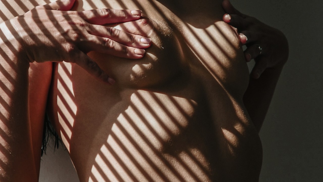 Леанне Лэйс (Leanne Lace) сладко мастурбирует