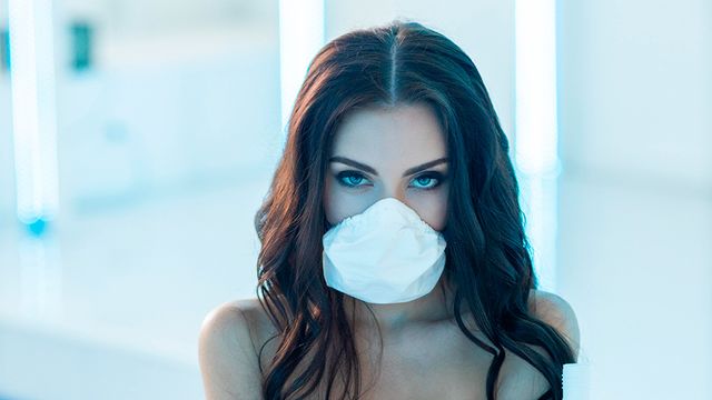 Страстная брюнетка на карантине показывает свое молодое сексуальное тело