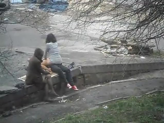 Телка смотрит как ее подруга трахается  с парнем на улице а кто-то снимает на скрытую камеру