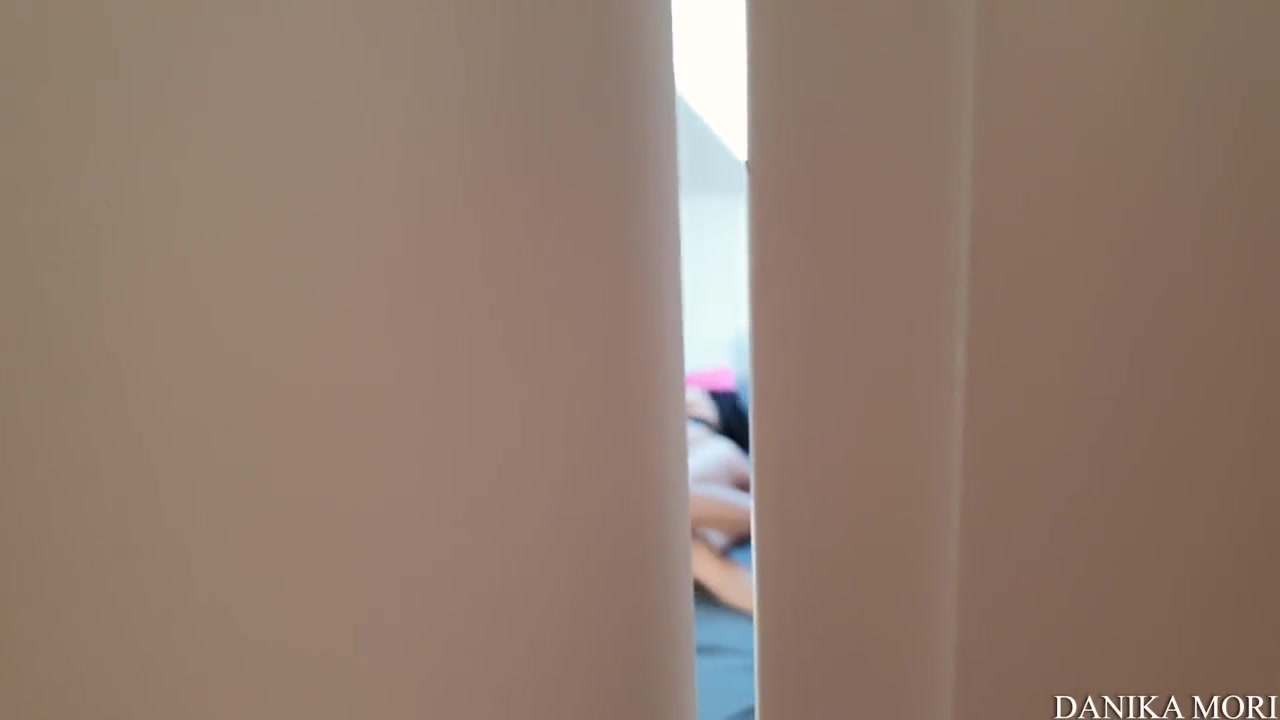 Сводная сестра сосет член неродного брата и трахается с ним чтобы он не спалил ее перед родителями за съемки в порно