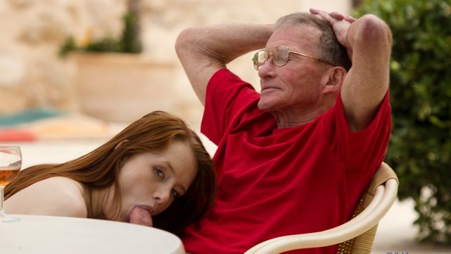 Молоденькая страстная красотка с удовольствием ублажила похотливого старикана