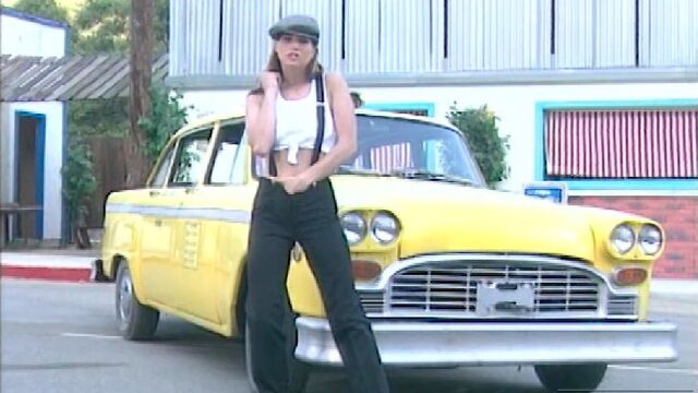 В  машине и на машине долбит  сучку