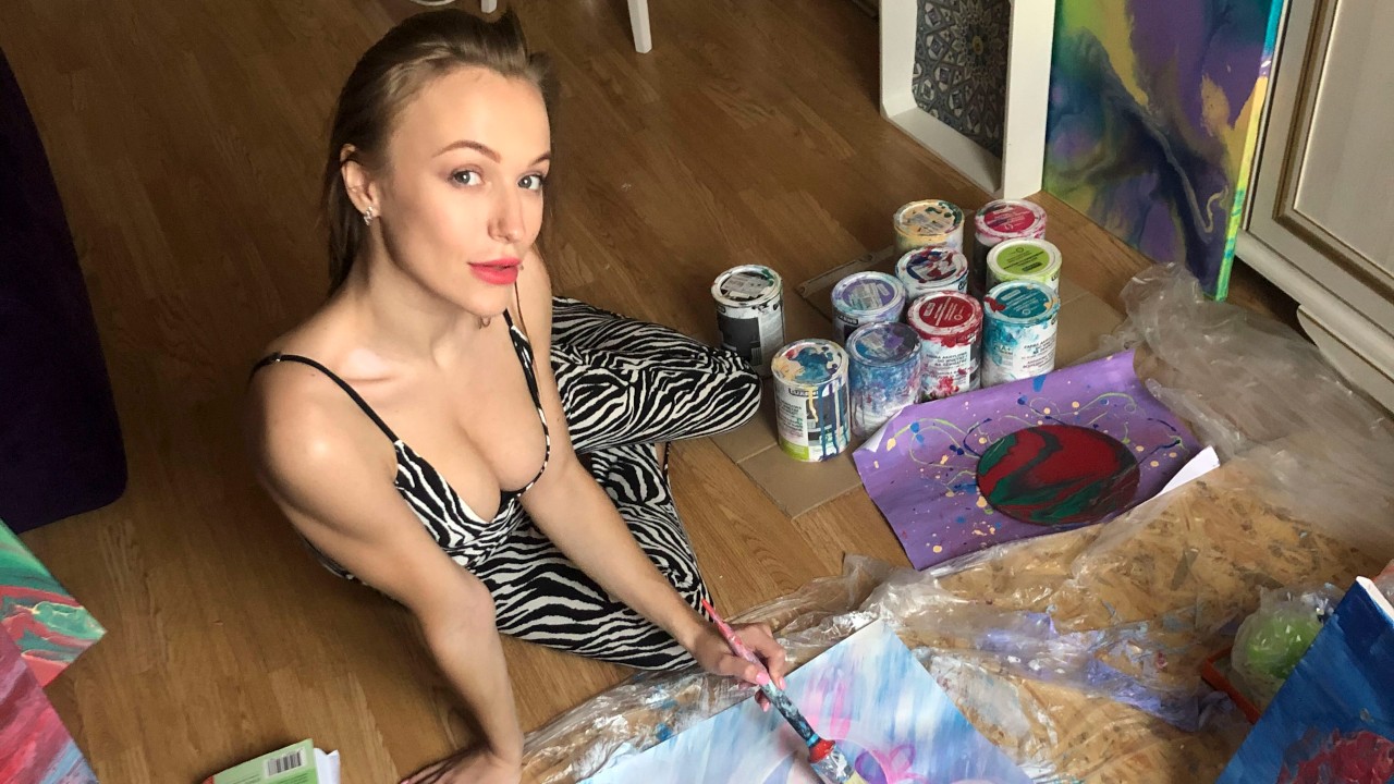 Молодая страстная художница решила на карантине заняться жаркой мастурбацией