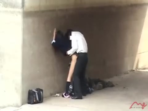 В подворотне шпилит молодую азиатскую телочку