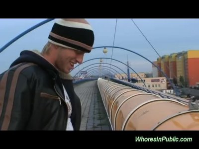 В кустах дает молодке пососать