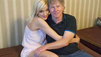 Секс пожилого мужика с молодой блондинкой