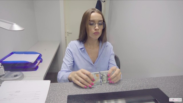 Русская красавица трахается за деньги и громко стонет