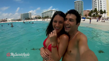 Публичный секс на балконе отеля