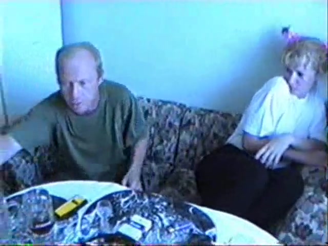 Алкаш вылизал киску и трахнул пьяную девку