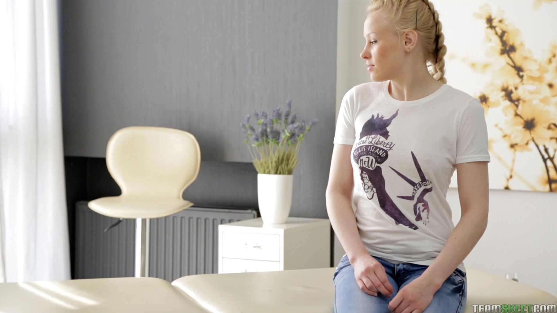 Сделал  русской девчонке  массаж и классно  выебал