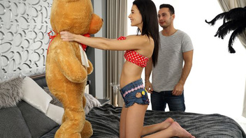 Все для нее или девке подарили медвежонка и она отблагодарила трахом