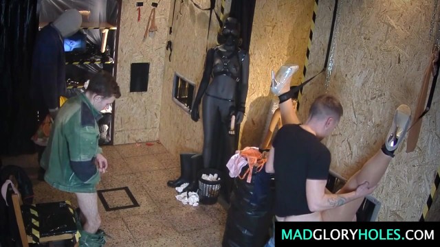 Выебал пизду торчащую из стены