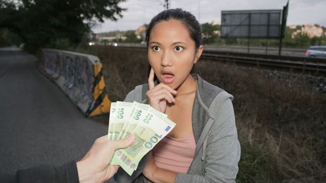 Молодая азиатка решили отсосать член и отдаться первому встречному за деньги