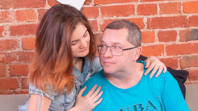 Юная красотка Гретта ублажает своего похотливого взрослого мужика