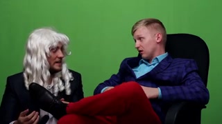 Два молодых парня ебут во все дыры богатого седоволосого дядьку