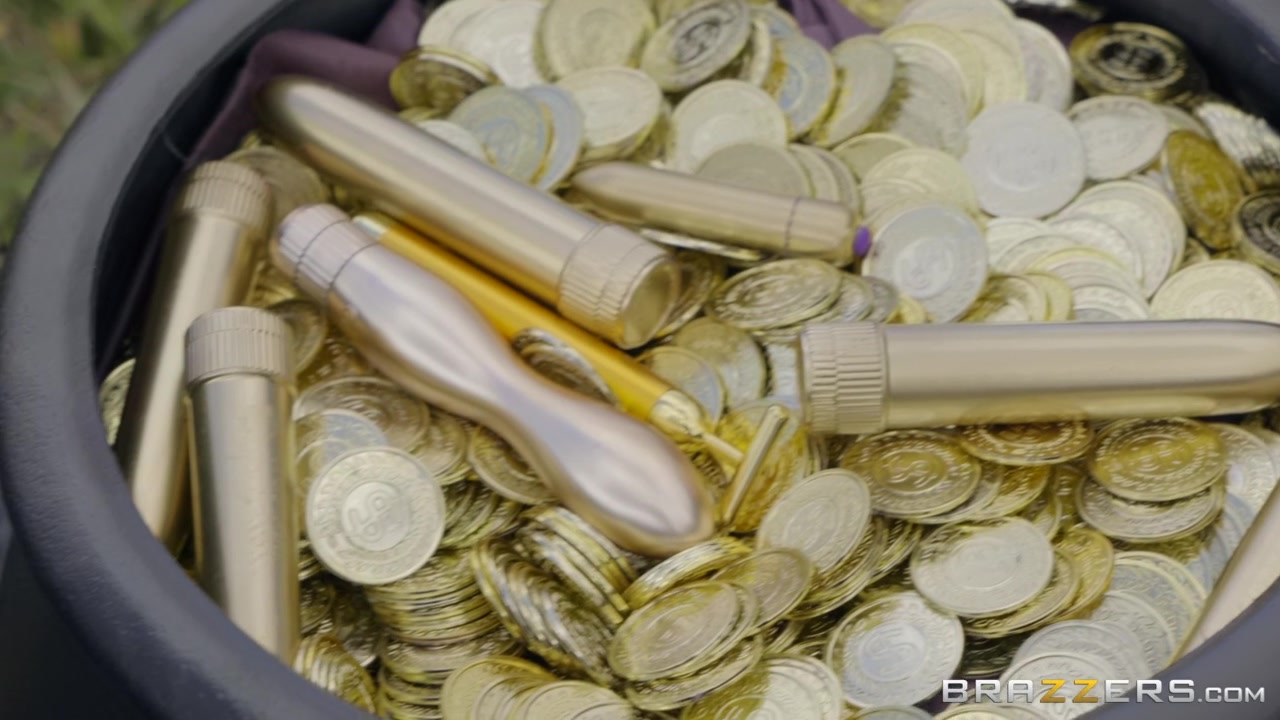 Горшок с золотыми фаллоимитаторами