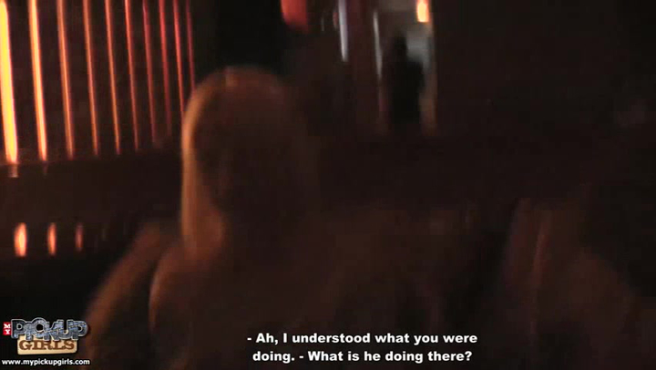 Горячая блондинка выебана незнакомцами