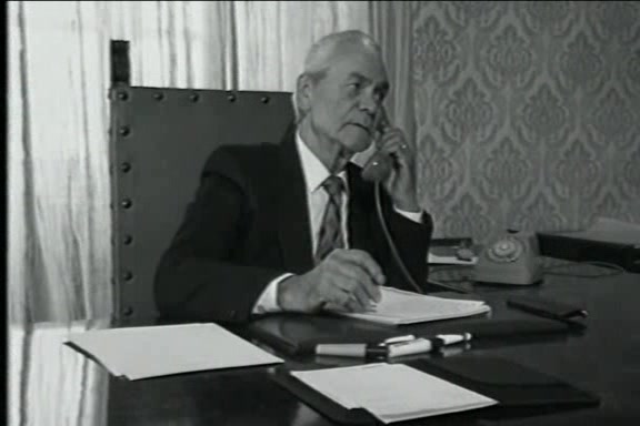 Чёрно-белая сцена с Пенелопой