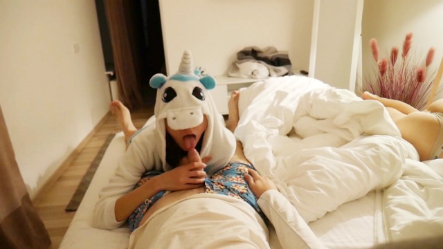 Сводная сестричка хочет пососать