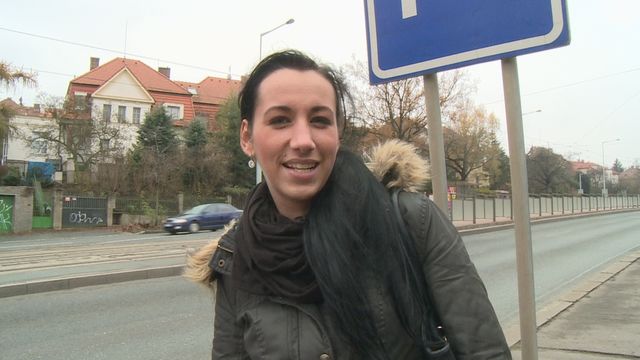 Темноволосая нимфоманка клюнула на похотливого пикапера и скачет на его члене в кустах