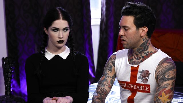 Крутой татуированный мужик трахает телочку одетую в стиле семейки Адамс и заливает ее жопу спермой