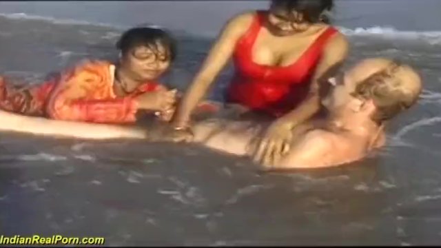 Купание мужика и  ебля с двумя сучками