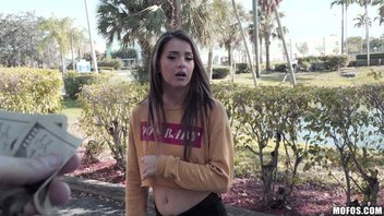 Платит молодой девушке деньги за секс, хорошенько за бабки хуй милашку имеет