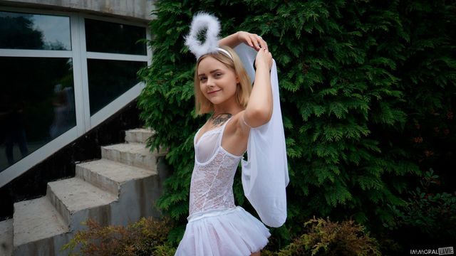 Сексуальная милашка долбится во все дырки со своим мужиком и подставляет клитор под вибратор