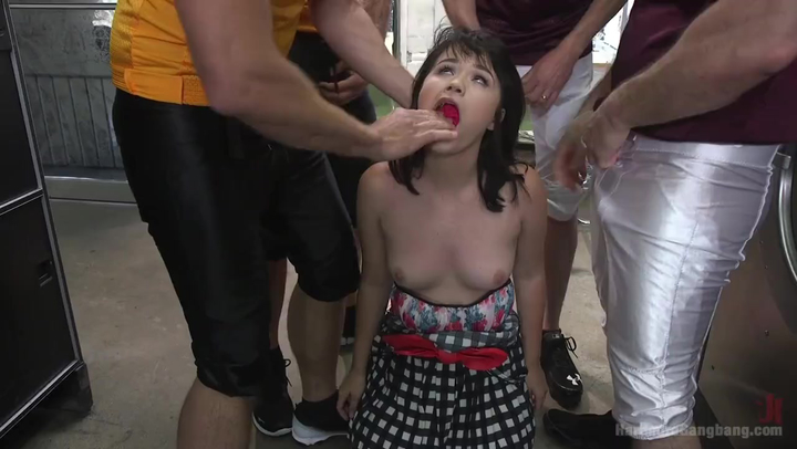 Получила четыре ствола в общественной прачечной во все дырочки,  Йиви (Yhivi)