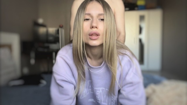 Молодая шлюшка  часто меня хочет