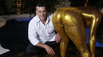 Позолоченная женщина оказалась негритянкой которая классно ебется