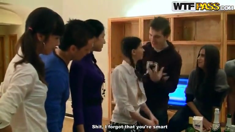 Брюнетка с косичками и все ее друзья сдали экзамены и отмечают в общаге