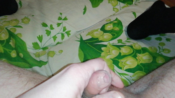 Парень кончает от вставленного в попу дилдо