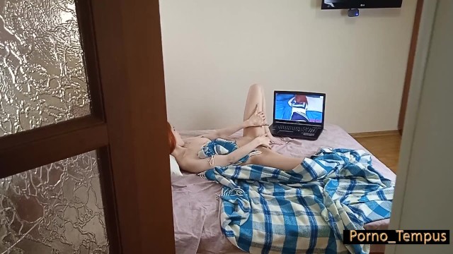 Ловит сводную сестру  за дрочкой и имеет