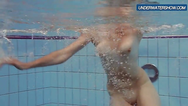 Голышом под водой – соло купание красавицы