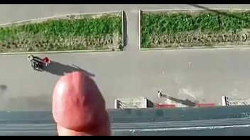 Спустил с балкона