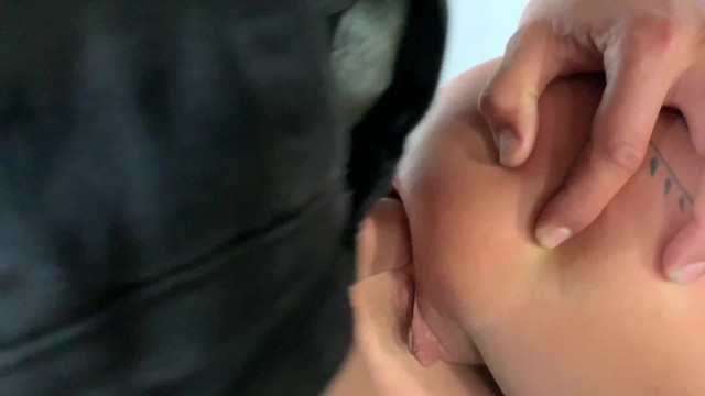 На  улице имеет девушку в жопу и ротик