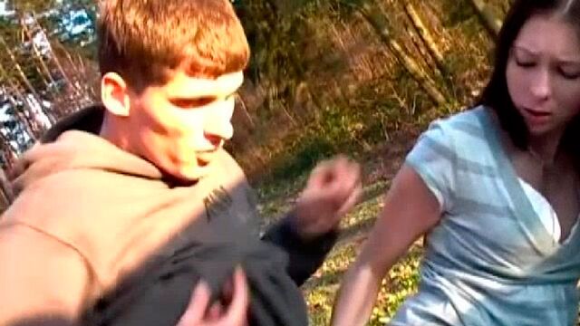 В  машине и лесу пацан  ебет молодую сиськастую  девицу